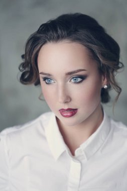 Kırmızı rujlu güzel bir kadın.