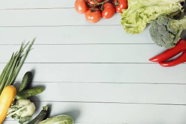 Taze yemek. Sebzeler masada.