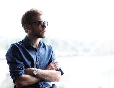 Mavi gömlekli yakışıklı adam.