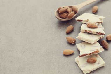 Badem fıstıklı beyaz çikolata.