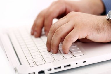 Dizüstü bilgisayarın başına geç.