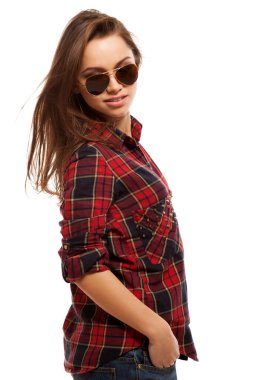 Kare gömlekli ve güneş gözlüklü çekici bir kadın.