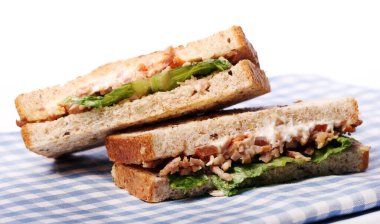 Taze ve lezzetli sandviçler masada.