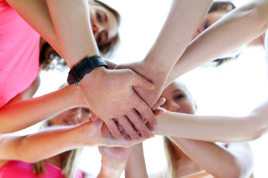 Kafkasyalı arkadaşlar el ele tutuşuyorlar. 