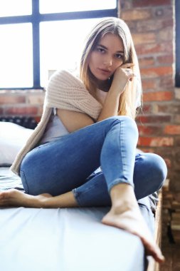 Yaşam tarzı. Yatakta güzel bir kız.