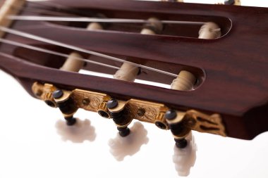 Akustik gitar klavyesinin yakın plan görüntüsü