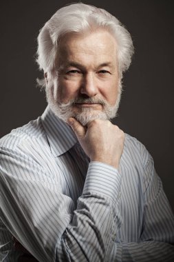 siyah zemin sakallı yaşlı bir adam portresi portre