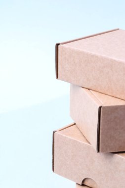 Mavi arkaplanda karton kutular