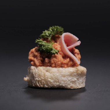 Yiyecekler. Siyah arka planda nefis aperatifler