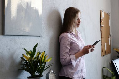 İş, iş. Ofisteki kız.