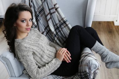 Sandalyede oturan güzel esmer