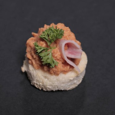 Yiyecekler. Siyah arka planda nefis aperatifler