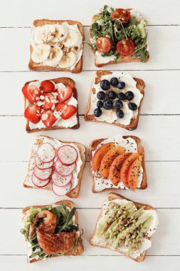 Yiyecekler. Masada lezzetli tostlar