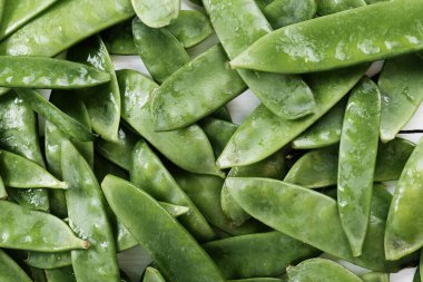 Sebze. Masadaki yeşil bezelyeler