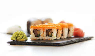 Yiyecekler. Masada lezzetli suşi var.