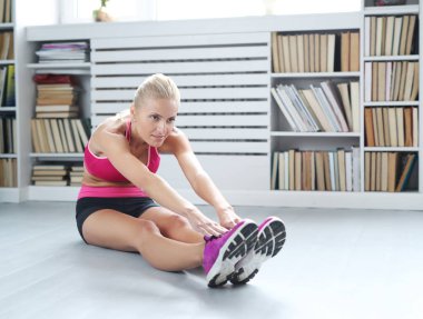 Antrenman yapıyorum. Evde kadın egzersizi.