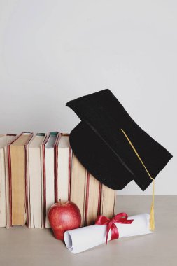 Mezuniyet. Kitaplı kare akademik şapka