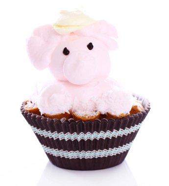 Beyaz üzerine izole edilmiş domuz şeklinde taze ve lezzetli bir pasta.