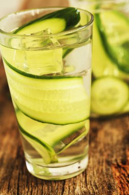 Ahşap masada ferahlatıcı içecek.