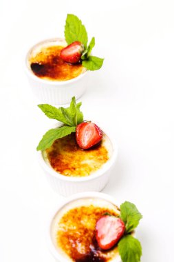 Tatlı. Masada nefis krem brulee