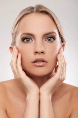 güzel doğal çıplak beyaz kadın portresi 