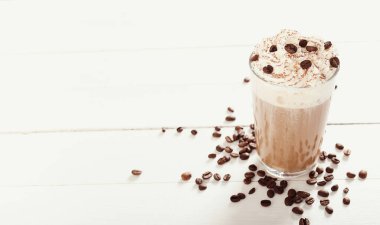 İçelim. Masada kahve frappe 'ı var.