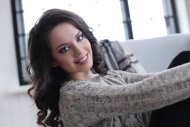 Sandalyede oturan güzel esmer