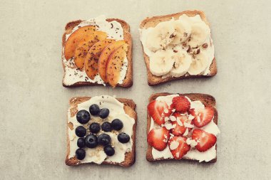Yiyecekler. Masada lezzetli tostlar