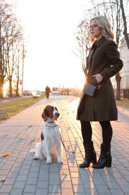 Sokakta köpeği olan bir kız