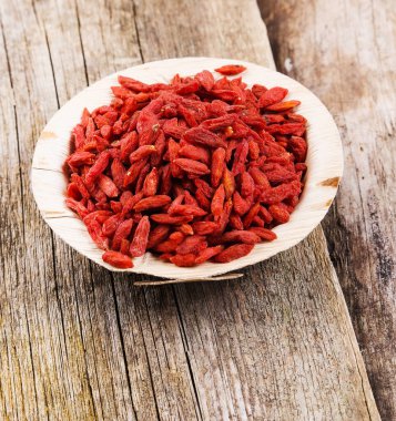 Goji meyveleri masada.