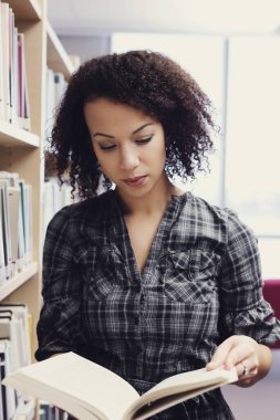 Eğitim, eğitim. Kütüphanedeki Kadın