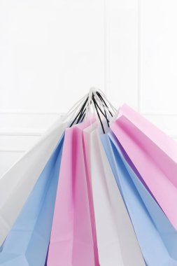 Alışveriş torbaları yere.