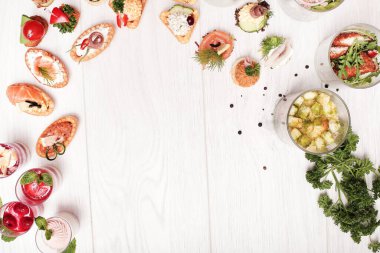 Masada çeşitli atıştırmalıklar var.