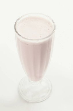 Beyaz arka planda nefis bir milkshake.