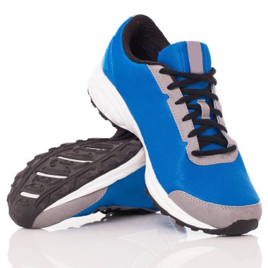 Beyaz arka planda bir çift mavi spor ayakkabısının resmi