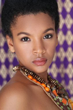 Güzellik. Kolyesi olan güzel bir kadın.