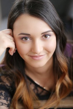 Evde poz veren sevimli esmer kadın.