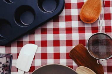 Yemek, mutfak. Mutfak gereçleri masada.