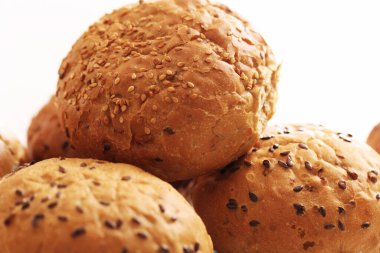 Farklı tohumlarla taze çörekleri kapatıyoruz.