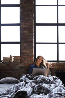 Yaşam tarzı. Yatakta güzel bir kız.