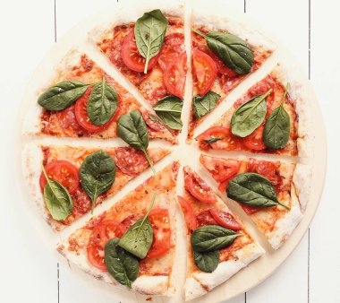 Yiyecekler. Masada pizza var.