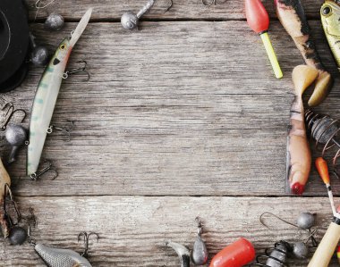 Masadaki balık tutma araçları ve aksesuarları