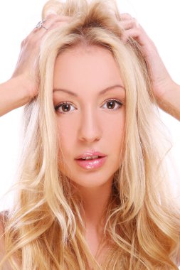 genç ve güzel sarışın beyaz zemin üzerine