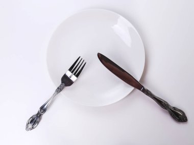 Mutfak gereçleri masada.