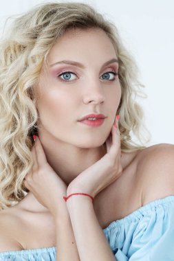 Mavi gözleri ve kıvırcık saç modeli ile güzel kız