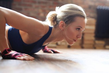 Spor ve yaşam tarzı. Kadın evde fitness seansı yapıyor.