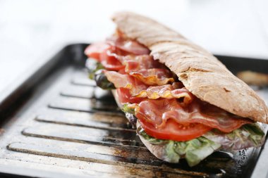 Lezzetli, uzun pastırmalı sandviç.