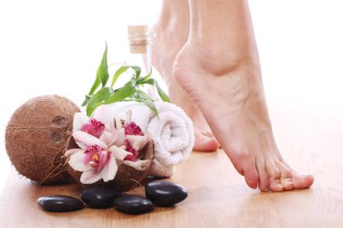 Güzel kadın bacakları ve farklı spa malzemeleri. 