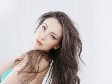 Beyaz arka planda güzel bir kadın.