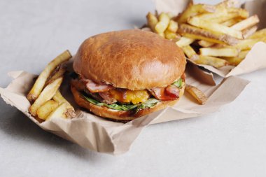 Masada nefis bir hamburger